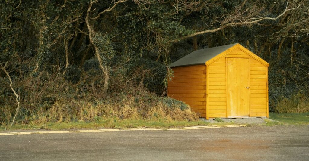 abri de jardin pratique et esthétique pour ranger vos outils et équipements de jardinage en toute sécurité.