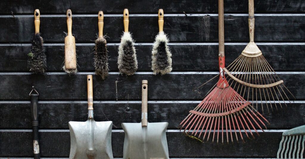 découvrez notre sélection d'abris de jardin robustes et esthétiques, parfaits pour ranger vos outils et aménager votre espace extérieur.
