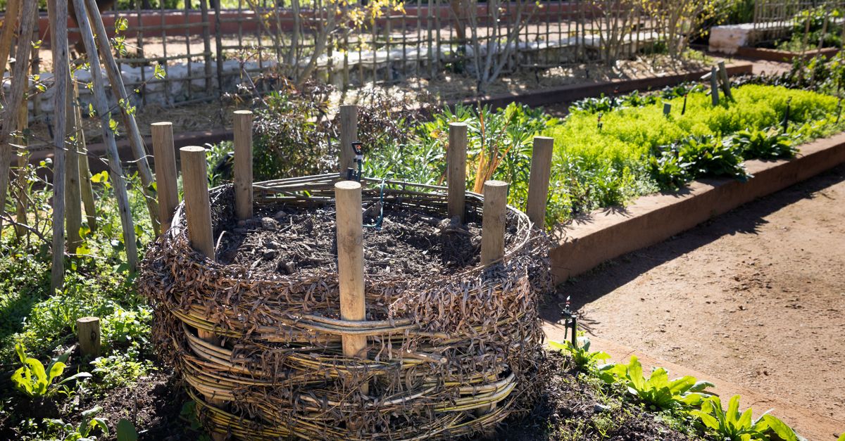 apprenez comment créer et entretenir un compost efficace pour réduire vos déchets organiques et enrichir votre jardin de manière naturelle.