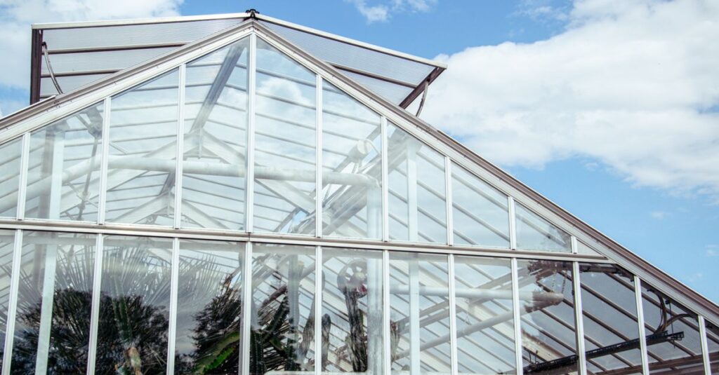 découvrez nos serres de jardin robustes et élégantes, idéales pour protéger vos plantes et prolonger la saison de culture toute l'année.