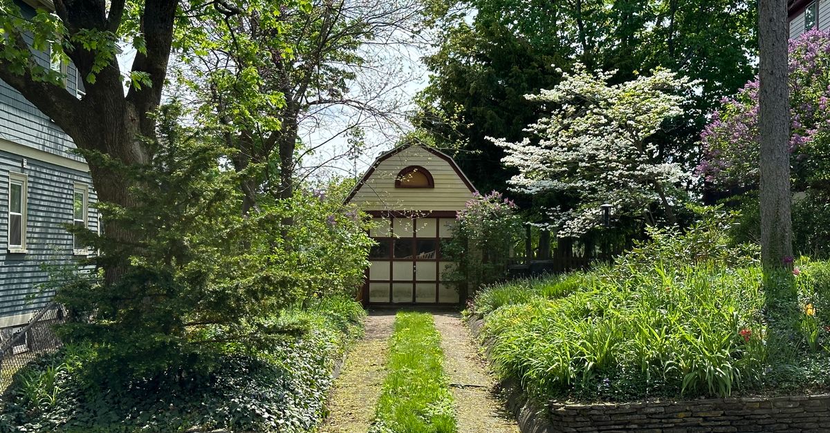 découvrez notre gamme de cabanons de jardin robustes et esthétiques, parfaits pour ranger vos outils et embellir votre espace extérieur.