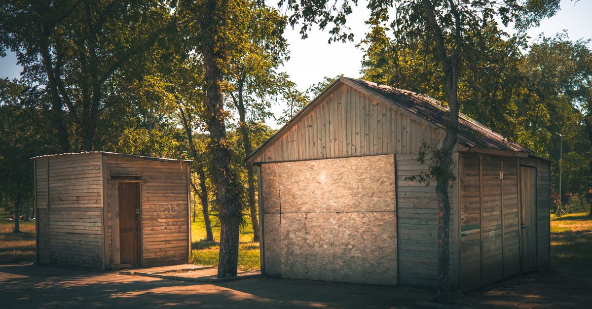 découvrez les réglementations essentielles pour l'installation d'un abri de jardin, incluant les autorisations, les dimensions, et les normes à respecter afin de construire en toute légalité.