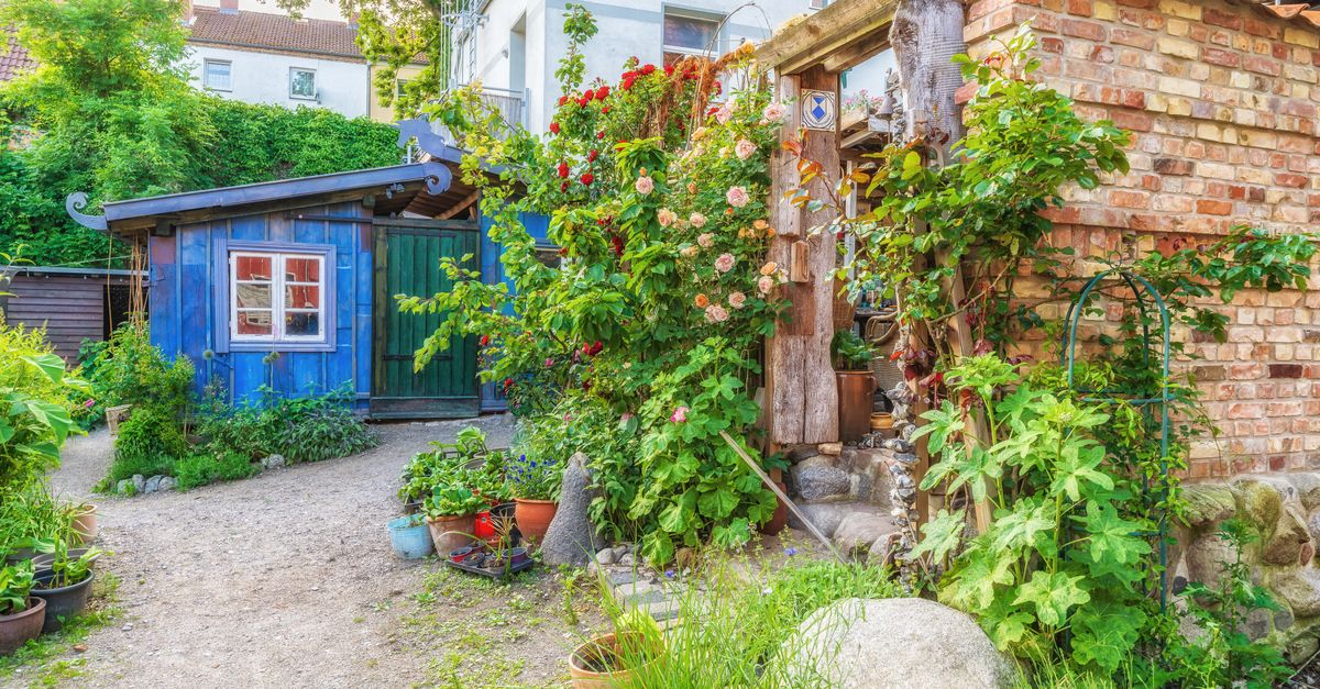 découvrez notre abri de jardin robuste et esthétique, idéal pour ranger vos outils et équipements de jardinage en toute sécurité.
