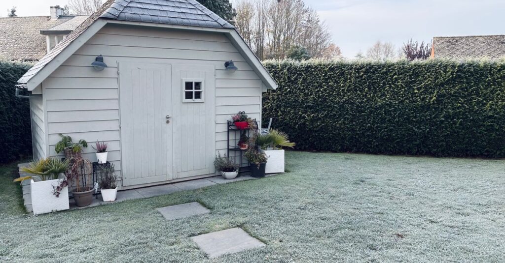 préparez votre abri de jardin efficacement avec nos conseils pratiques pour organiser, nettoyer et optimiser l'espace avant la saison.