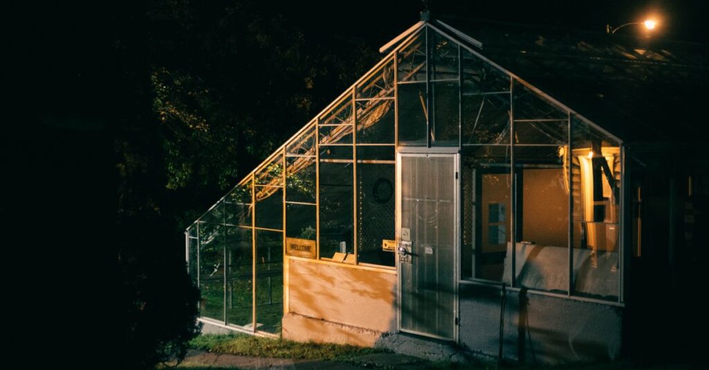 découvrez notre serre de jardin en verre, idéale pour cultiver vos plantes toute l'année grâce à une structure robuste et élégante.